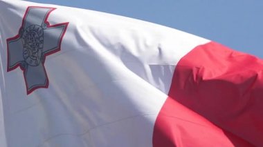 Malta bayrağı sallayarak Rüzgar, ağır çekim