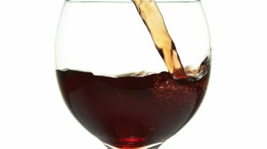 kırmızı şarap cam içine dökülür varlık