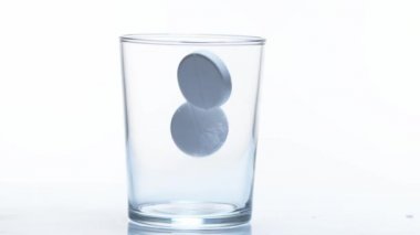 Düşen ve bardak su içinde eriterek Tablet