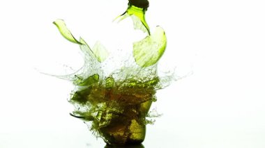 Kırma ve sıçramasına bira şişe