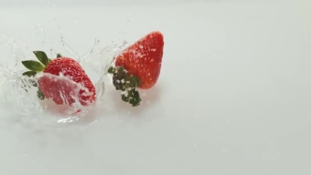 Fresas que caen en el agua — Vídeo de stock
