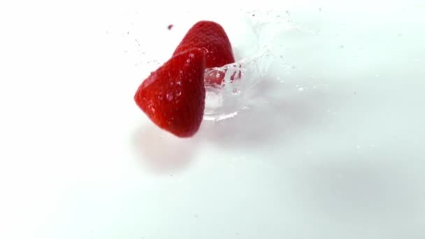 水に落ちるイチゴ — ストック動画