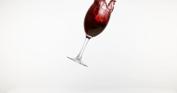 Skleničku červeného vína, pádu a šplouchání 