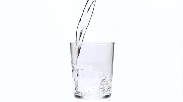 Poudering agua en vidrio — Vídeo de stock