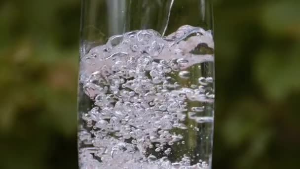 Poudering water in glas — Stockvideo