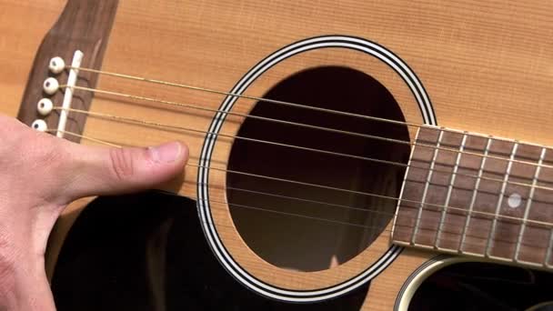 Hombre tocando la guitarra acústica — Vídeos de Stock