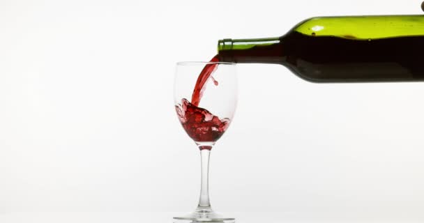 Rode wijn wordt gegoten in glas — Stockvideo