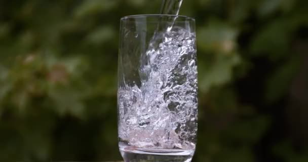 Poudering agua en vidrio — Vídeos de Stock