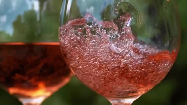 Roze wijn wordt gegoten in glas — Stockvideo