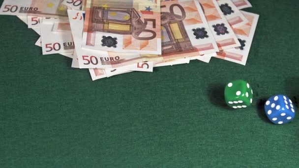 Dobbelstenen rollen met 50 euro biljetten — Stockvideo