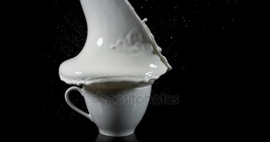 Siyah arka plan, yavaş hareket 4 k patlayan sütlü kase