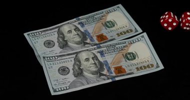 Kırmızı siyah arka plan, yavaş hareket 4 k dolar faturaları üzerinde haddeleme zar
