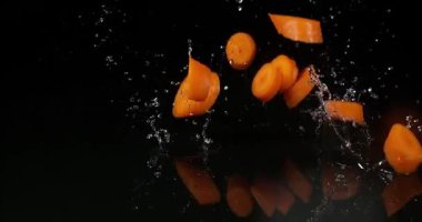 Havuç, daucus carota, sebze su siyah arka plan, yavaş hareket 4 k karşı düşen