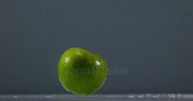Granny Smith su üzerinde düşen elma
