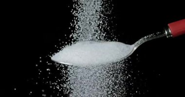 Beyaz şeker düşüyor