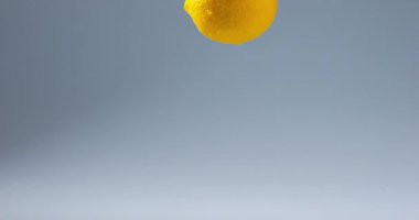 Su üzerinde düşen sarı limon