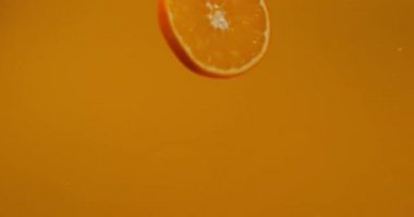Turuncu Portakal suyu içine düşen meyve