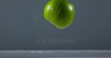 Granny Smith su üzerinde düşen elma