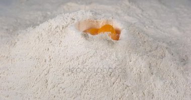 Un üzerinde düşen yumurta