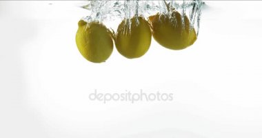 Sarı limon, citrus limonum, beyaz arka plan, yavaş hareket 4 k suya düşen meyve