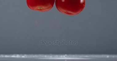 Su üzerinde düşen domates