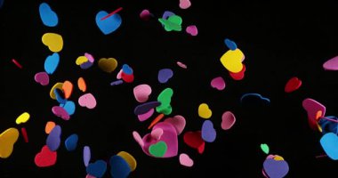 Saint Valentine's Day, yavaş hareket 4 k için siyah arka plan karşı düşen Kalpler