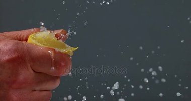 Limon sıkma adamın elini