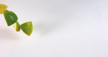 Yeşil limon su üzerinde düşen