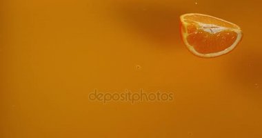 Turuncu Portakal suyu içine düşen meyve