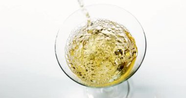 Vermut bir cam düşen damlalar