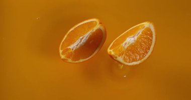 Turuncu Portakal suyu içine düşen meyve