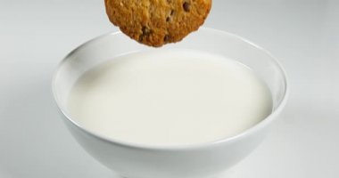 Bir süt kase içine düşen tanımlama bilgisi