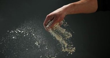 Un ile adamın elini