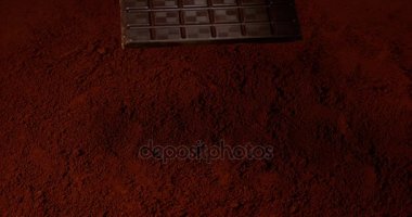Çikolata Tablet Çikolata tozu üzerinde düşen