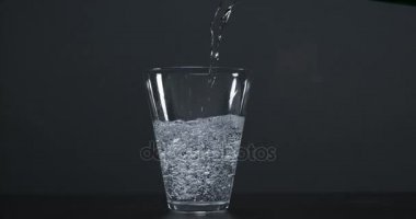 su cam içine dökülür