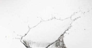 Beyaz arka planı, yavaş hareket 4 k Spurting su