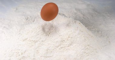 Un üzerinde düşen yumurta