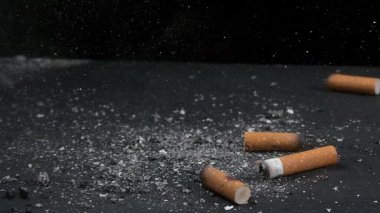 Siyah arka planda sigaralar