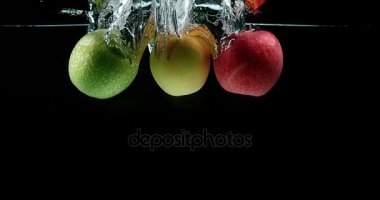 Elma, malus domestica, meyve su siyah arka plan, yavaş hareket 4 k girme