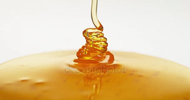 Beyaz karşı akan bal