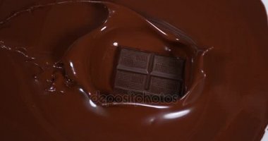 Sütlü çikolata düşen çikolata tablet