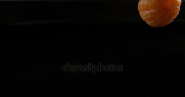 Clementines, narenciye reticulata, su siyah arka plan, yavaş hareket 4 k karşı düşen meyve