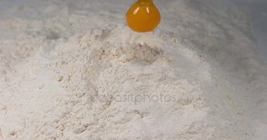 Un üzerinde düşen yumurta