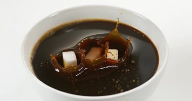 Kahve kasenin içine düşen şeker