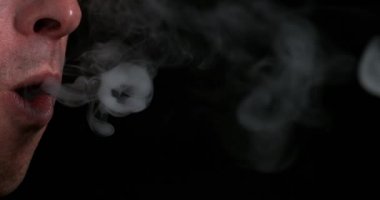 Adam siyah arka plan, yavaş hareket 4 k sigara sigara