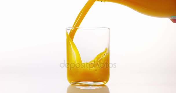 Χυμό πορτοκαλιού, σε ποτήρι Mου εκχέεται — Αρχείο Βίντεο