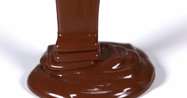 Chocolate fluyendo en blanco — Vídeo de stock