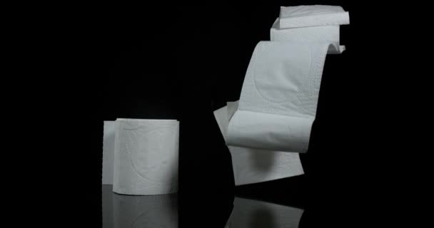 Rollen wc-papier vallen — Stockvideo