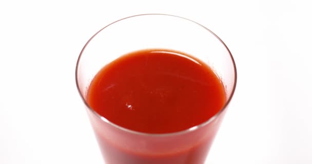 Tomatensaft wird in ein Glas gegossen — Stockvideo