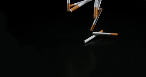 Сигарети, падаючи на чорному фоні, повільний рух 4 к — стокове відео